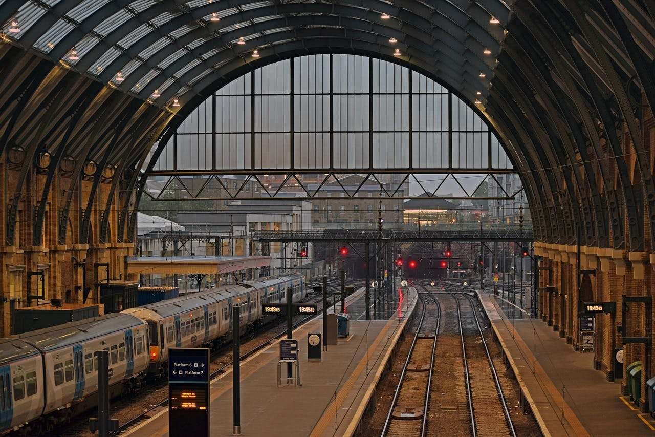 Descubre el Andén 9 ¾ en la Estación Kings Cross en Londres: Visita ...